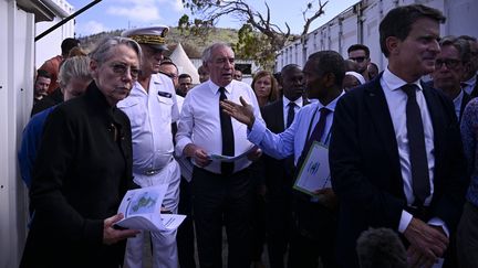 Elisabeth Borne, ministre de l'Education nationale (à gauche), accompagne François Bayrou (au centre) à Mayotte, le 30 décembre 2024. (JULIEN DE ROSA / AFP)