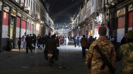 Des personnes dans la vieille ville de Damas (Syrie), le 9 décembre 2024. (BAKR ALKASEM / AFP)