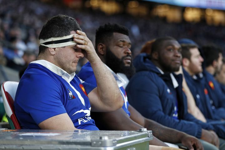 Guilhem Guirado&nbsp;voit la défaite arriver à quelques minutes de la fin du match France-Angleterre, le 10 février 2019 à Londres. (ADRIAN DENNIS / AFP)