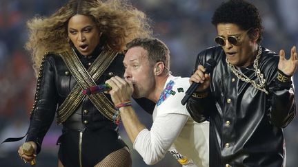 eyoncé, Chris Martin de Coldplay et Bruno Mars à la mi-temps du Super Bowl le 7 février 2016.
 (Julio Cortez/AP/SIPA)