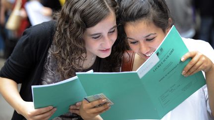 Des &eacute;l&egrave;ves de terminale regardent leur livret scolaire, au lyc&eacute;e Chaptal, &agrave; Paris. (BERTRAND GUAY / AFP)