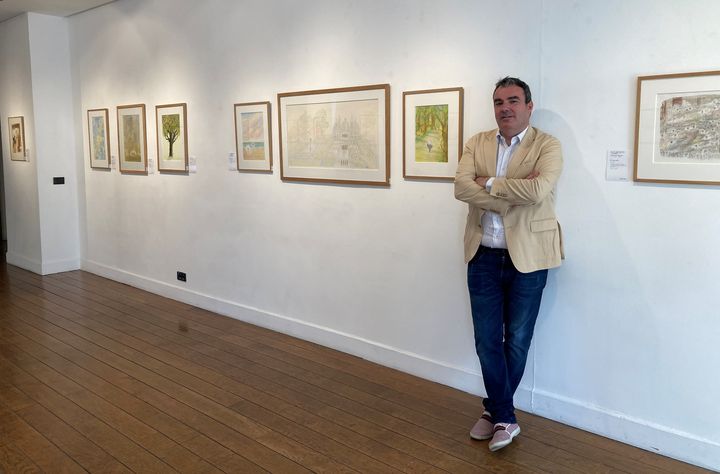 Eric Leroy, expert Artcurial, dans l'exposition de la vente&nbsp;"Jean-Jacques Sempé, dessinateur d’humour", juin 2021 (Laurence Houot / FRANCEINFO CULTURE)