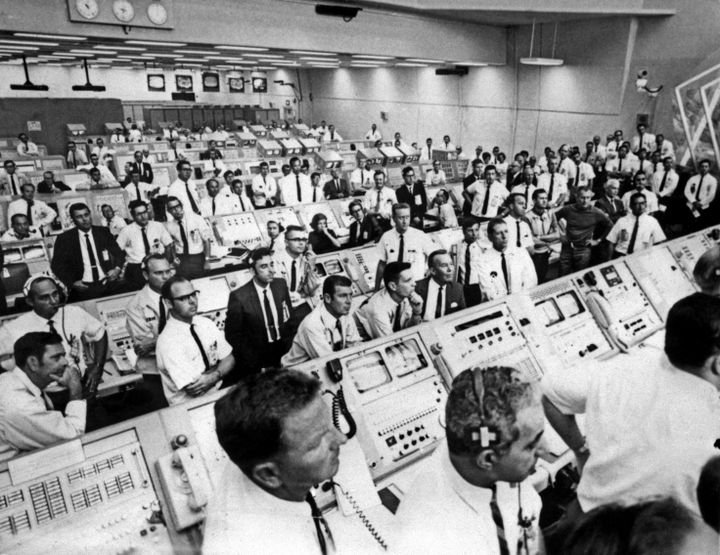 Les membres de la salle de contrôle du Kennedy Space Center regardant le décollage de la mission Apollo 11 le 16 juillet 1969. (NASA / AFP)