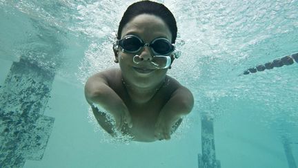 Lucas Amorim, 10 ans, atteint de phocom&eacute;lie, une maladie qui retarde la croissance de ses bras, s'entra&icirc;ne dans une piscine de Manaus (Br&eacute;sil) afin de devenir nageur professionnel, le 19 septembre 2012. (REUTERS)