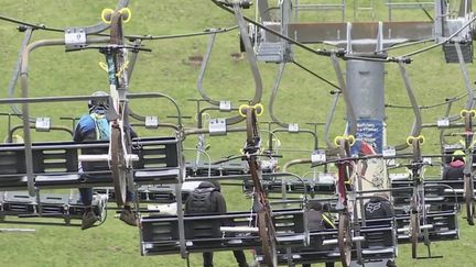 Sport : les fans de VTT profitent de la réouverture des remontées mécaniques