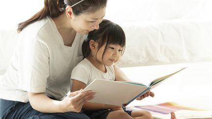 Réalisés avec des médecins et des psychologues, les livrets avec textes et dessins s'adressent aux enfants à partir de 3 ans. (MICHAEL H / DIGITAL VISION / GETTY IMAGES)