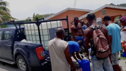 Antilles : ruée vers l'eau après l'éruption d'un volcan sur l'île de Saint-Vincent (France 3)