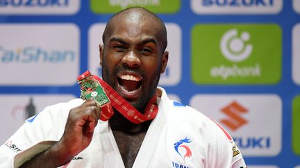 Teddy Riner pose avec sa neuvième&nbsp;médaille d'or des championnats&nbsp;du monde de judo, le 2 septembre 2017, à Budapest, en Hongrie.&nbsp; (PHILIPPE MILLEREAU / DPPI MEDIA)