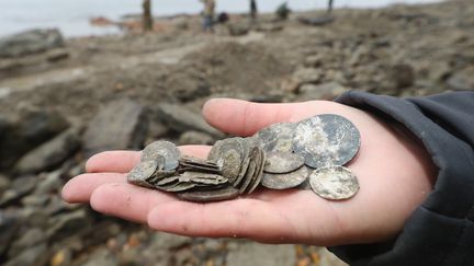 Des archéologues ont découvert quelque 2 000 pièces d'or et d'argent datant du XVIIIe siècle au fond du Danube (Hongrie), le 25 octobre 2018. (FERENC ISZA / AFP)