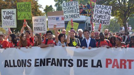 Jack Lang (en costume bleu), tout sourire, à la 16e Techno Parade, le 13 septembre 2014 à Paris
 (Citizenside / Saïd Anas / AFP)