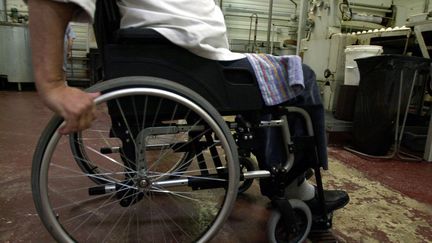 Un travailleur handicapé en chaise roulante. (MYCHELE DANIAU / AFP)