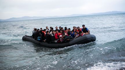 Un canot transportant des migrants afghans arrive sur l'&icirc;le de Kos (Gr&egrave;ce), le 27 mai 2015. (ANGELOS TZORTZINIS / AFP)