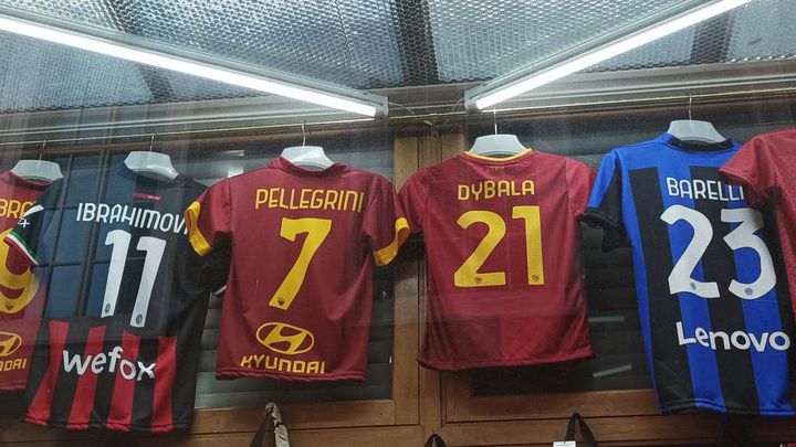 Les boutiques romaines privilégient les équipes de Serie A à la sélection nationale. (Elio Bono)