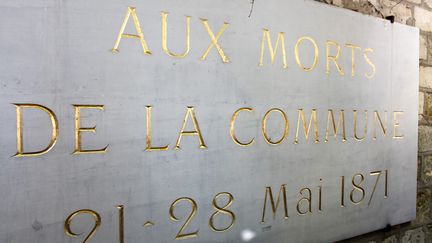 Une plaque en hommage aux victimes de la Commune, sur un mur du cimetière du Père-Lachaise à Paris. Photo d'illustration (PHILIPPE LISSAC / GODONG / GODONG)