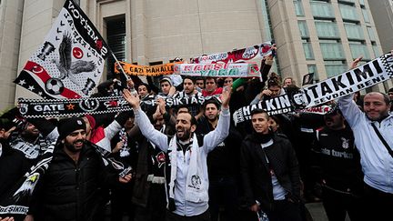 Les supporters turques sont venus protester devant le tribunal. (OZAN KOSE / AFP)