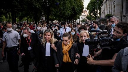 Valérie Bacot, entourée de ses avocates, à la sortie de la cour d'assises de Châlon-sur-Saône (Saône-et-Loire), le 25 juin 2021. (JEFF PACHOUD / AFP)