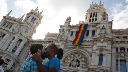 Un couple s'embrasse devant la mairie de Madrid (Espagne), le 26 juin 2017. (SERGIO PEREZ / REUTERS)