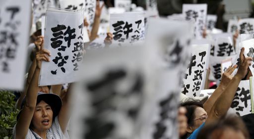 Manifestation contre le projet de Shinzo Abe devant le Parlement à Tokyo le 18 juillet 2015. «La politique d'Abe est impardonnable», peut-on lire sur les panneaux brandis par les manifestants,  (Reuters - Issei Kato)