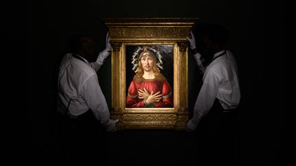 Le tableau "Le Christ en tant qu'homme des douleurs" ("The man of sorrows"), de&nbsp;Sandro Botticelli&nbsp;lors d'une vente aux enchères chez Sotheby's à&nbsp;New York (ED JONES / AFP)