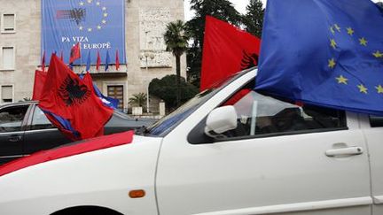 A Tirana, des habitants célèbrent, avec des drapeaux albanais et européens, la décision de l'UE de supprimer les visas pour la Bosnie et l'Albanie, le 8 novembre 2010.   (Reuters - Arben Celi)