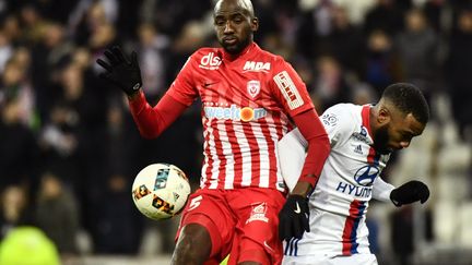 Alou Diarra et Alexandre Lacazette au duel  (JEFF PACHOUD / AFP)