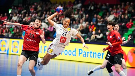 La capitaine des Bleues Estelle Nze Miko lors du match du Mondial de handball contre la Corée du Sud, à Trondheim, le 8 décembre 2023. (AFP)