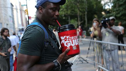 Manifestation &agrave; New York (Etats-Unis)&nbsp;pour protester contre la proposition du maire de la ville&nbsp;Michael Bloomberg d'interdire la vente de sodas "king-size", le 9 juillet 2012. (SPENCER PLATT / GETTY IMAGES)