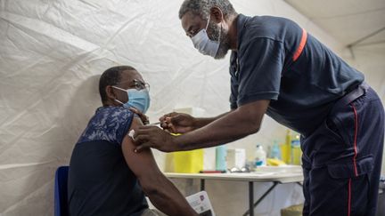 Un homme reçoit une injection du vaccin contre le Covid-19 à Lamentin, en Martinique, le 1er septembre 2021.&nbsp; (FANNY FONTAN / HANS LUCAS / AFP)