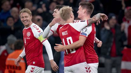 Les Danois célèbrent leur victoire contre l'Ecosse, à Copenhague, le 12 octobre 2021. (LISELOTTE SABROE / RITZAU SCANPIX)