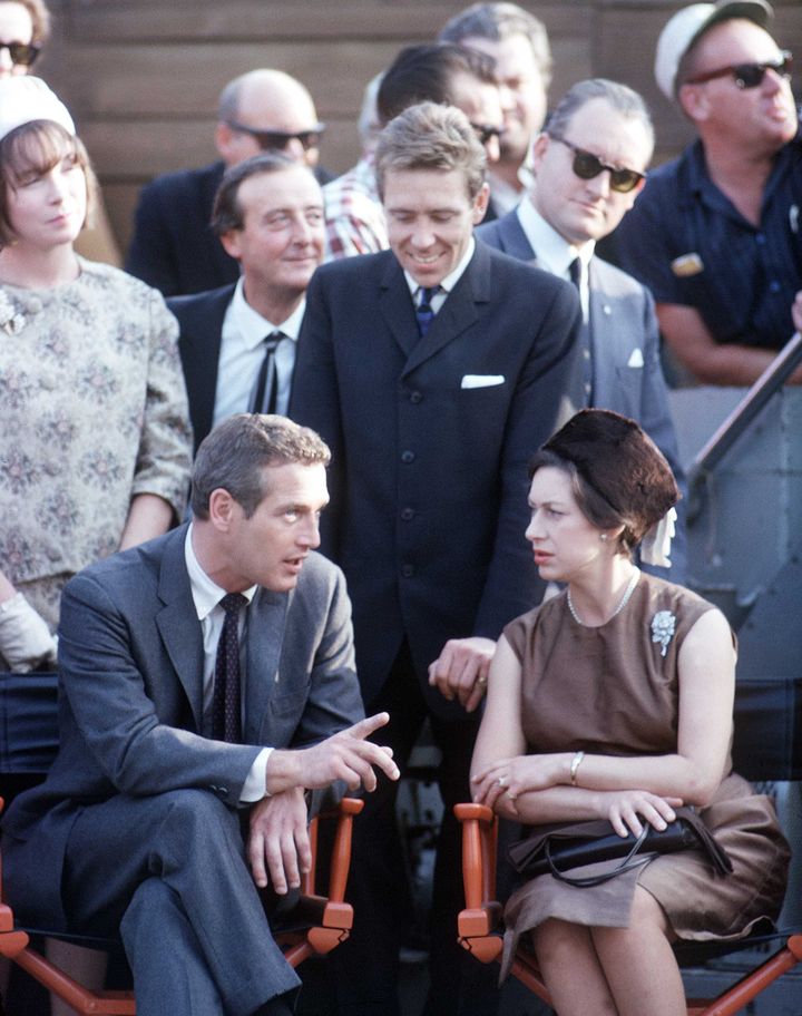 La princesse Margaret discute avec Paul Newman sur le tournage du film "Le Rideau d&eacute;chir&eacute;", &agrave; Londres (Royaume-Uni), en novembre 1965.&nbsp; (DALMAS /SIPA )