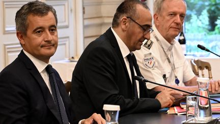 Le ministre de l'Intérieur, Gérald Darmanin, avec le préfet de police de Paris, Laurent Nuñez (au centre), et le directeur de la police nationale, Frédéric Veaux, le 27 juillet 2023 à Paris. (BERTRAND GUAY / AFP)