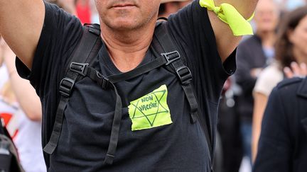 Un homme porte une étoile jaune sur laquelle est inscrite "non vacciné" lors d'une manifestation contre l'extension du pass sanitaire à Paris, le 17 juillet 2021. (MAXPPP)