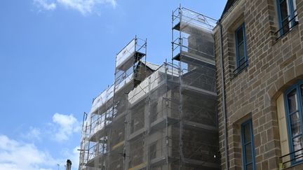 Un immeuble en construction, le 23 juillet 2024 à Vannes (Morbihan). (RICHARD VILLALON / MAXPPP)