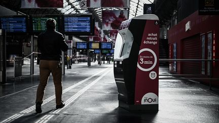 Le hall de la gare de l'Est, à Paris, le 30 mars 2020. (PHILIPPE LOPEZ / AFP)