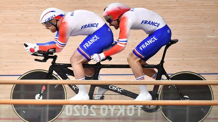 France's Raphael Beaugillet and his pilot Francois Pervis compete in the men's B 1000m time trial final during the Tokyo 2020 Paralympic Games at the Izu velodrome in Izu, Shizuoka prefecture on August 28, 2021. (Photo by Kazuhiro NOGI / AFP) (KAZUHIRO NOGI / AFP)