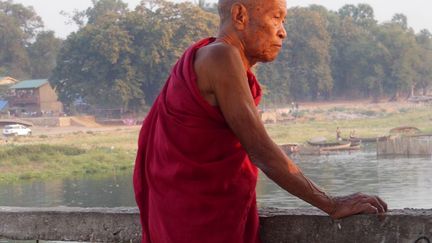 Mais malgré les heures passées à étudier ou à mendier, il arrive quand même aux moines de prendre du bon temps ! Comme ici, ce bonze âgé sur le pont U Bein à Mandalay, passerelle en teck reliant les deux rives d’un lac. (France Télévisions)