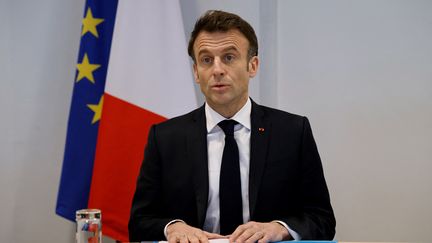 Emmanuel Macron lors d'une réunion de travail à l'Elysée, à Paris, le 15 mars 2023. (LUDOVIC MARIN / POOL / AFP)