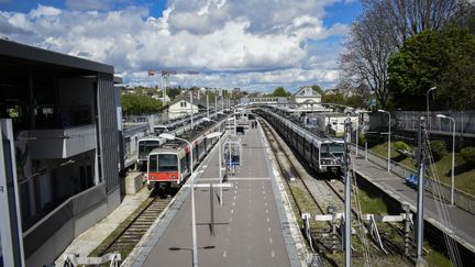 Un RER D en gare de Sceaux (Hauts-de-Seine), le 28 avril 2023. (MAGALI COHEN / HANS LUCAS / AFP)