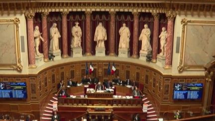 Les élections sénatoriales auront lieu dimanche 24 septembre. L'objectif de ce scrutin est de renouveler la moitié des sièges au Sénat. La droite devrait conserver la majorité dans la chambre haute. (France 2)