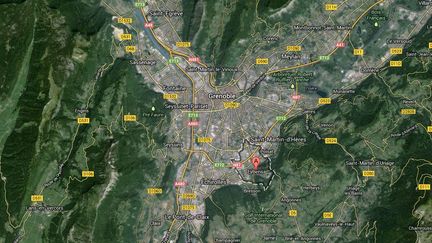 Trois p&egrave;res se sont hiss&eacute;s au sommet d'une chemin&eacute;e d'usine pr&egrave;s de Grenoble, entre le 5 et le 6 juillet 2013, pour d&eacute;noncer des d&eacute;cisions de justice concernant la garde de leurs enfants. (GOOGLE MAPS / FRANCETV INFO)