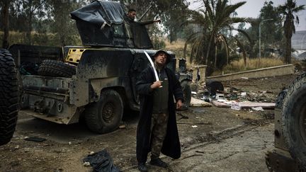 JANVIER. Un soldat des forces spéciales irakiennes brandit un sabre près de l'université de Mossoul (Irak), le 15 janvier 2017. (DIMITAR DILKOFF / AFP)