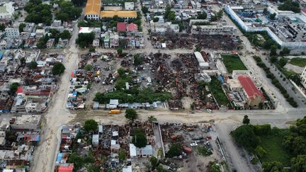 Vue aérienne de la destruction massive causée par des gangs armés dans la ville de Port-au-Prince, en Haïti, le 24 mai 2024. (CLARENS SIFFROY / AFP)