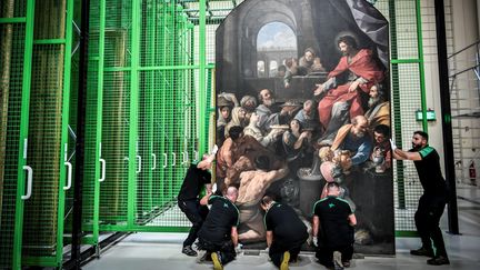 Une peinture de la cathédrale Notre-Dame déplacée pour être restaurée le 6 septembre 2022. (STEPHANE DE SAKUTIN / AFP)