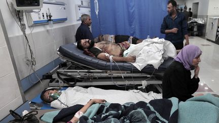 Des Palestiniens blessés attendent d'être soignés à l'hôpital Al-Shifa dans la ville de Gaza, le 12 octobre 2023. (MOMEN FAIZ / NURPHOTO)