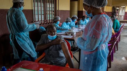 Un homme s'apprête à recevoir une dose de vaccin contre Ebola, à&nbsp;N'zerekore, en Guinée, le 24 février 2021. (CAROL VALADE / AFP)