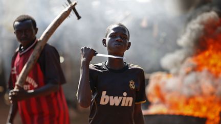 Un jeune gar&ccedil;on prend la pose devant une barricade &agrave; Bambari (R&eacute;publique centrafricaine), le 22 mai 2014. (GORAN TOMASEVIC / REUTERS)