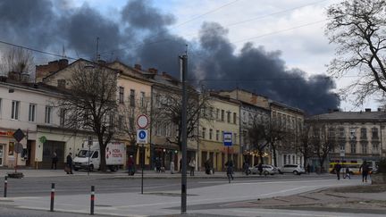 Des fumées noires&nbsp;aperçues depuis le centre-ville de Lviv, à l'Ouest de l'Ukraine, après un bombardement, lundi 18 avril 2022. (YURIY DYACHYSHYN / AFP)