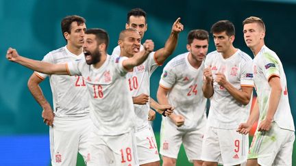 Les joueurs&nbsp;espagnols célèbrent leur victoire aux tirs au but face à la Suisse, en quart de finale de l'Euro 2021, le 2 juillet à Saint-Pétersbourg (KIRILL KUDRYAVTSEV / AFP)