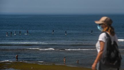 Une touriste à Cascais, près de Lisbonne, le 26 mai 2020. (PATRICIA DE MELO MOREIRA / AFP)