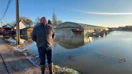 Benoît-Joseph Berteloot, maraîcher bio, devant une partie de son exploitation à Clairmarais (Pas-de-Calais), le 9 janvier 2024. (FABIEN MAGNENOU / FRANCEINFO)